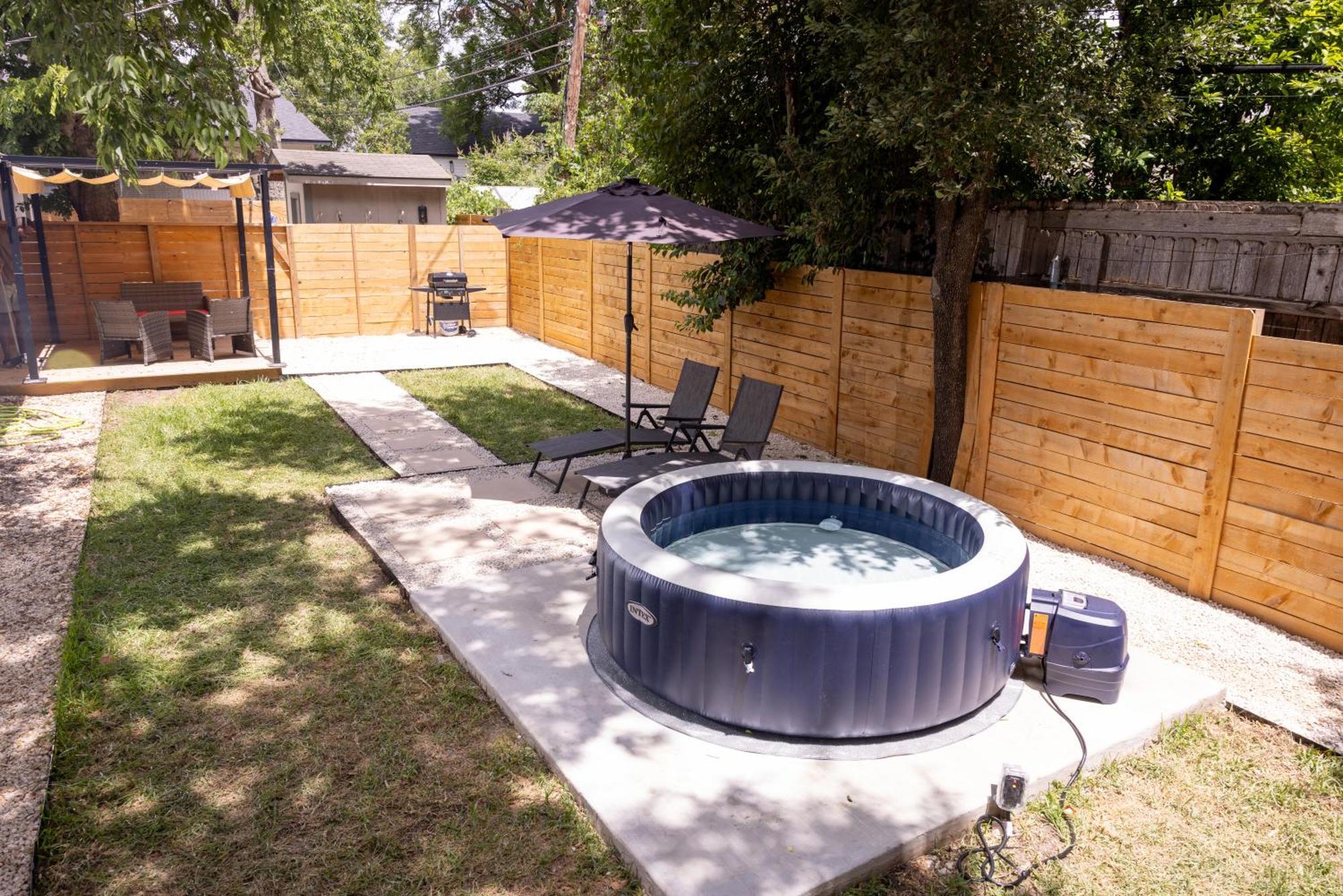 Luxe Retreat, Modern Gem With Private Backyard Oasis Hébergement de vacances *