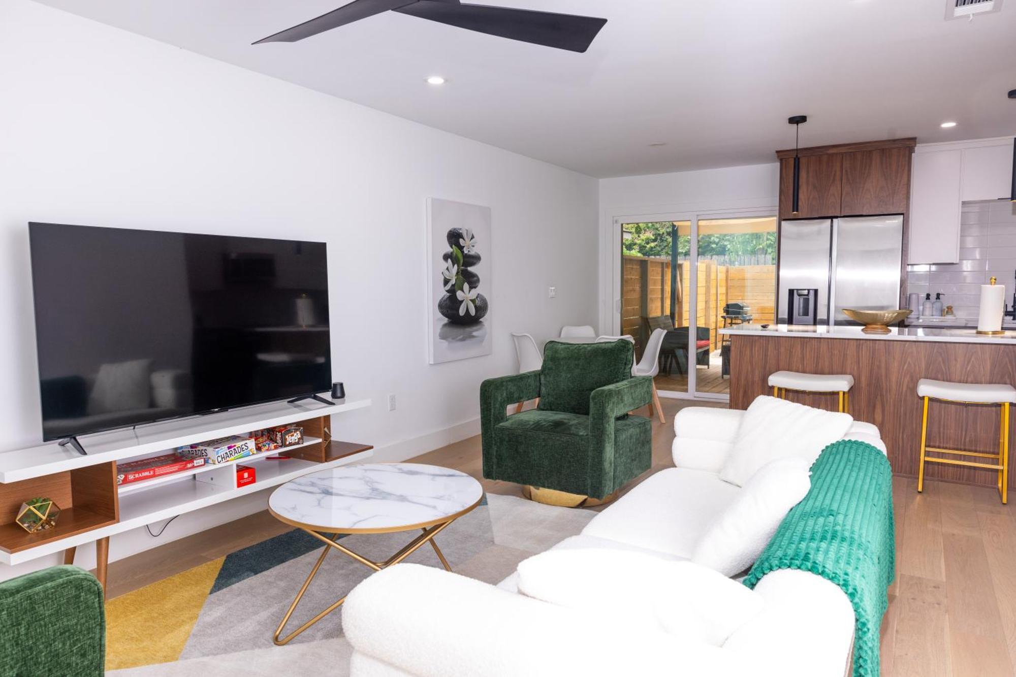Luxe Retreat, Modern Gem With Private Backyard Oasis Hébergement de vacances