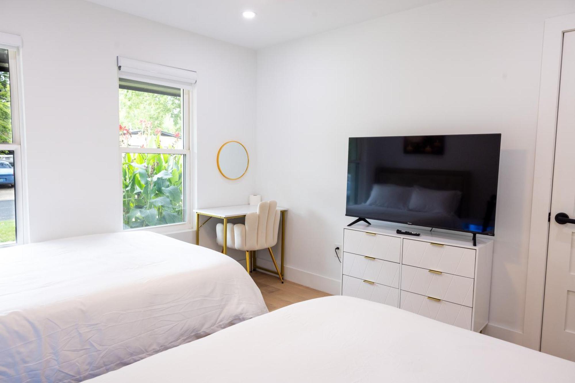Luxe Retreat, Modern Gem With Private Backyard Oasis Hébergement de vacances *