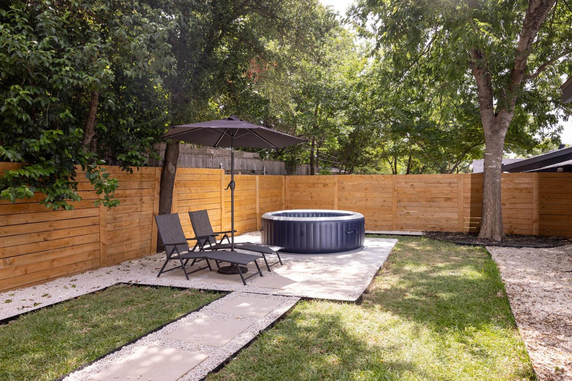 Luxe Retreat, Modern Gem With Private Backyard Oasis Hébergement de vacances Austin