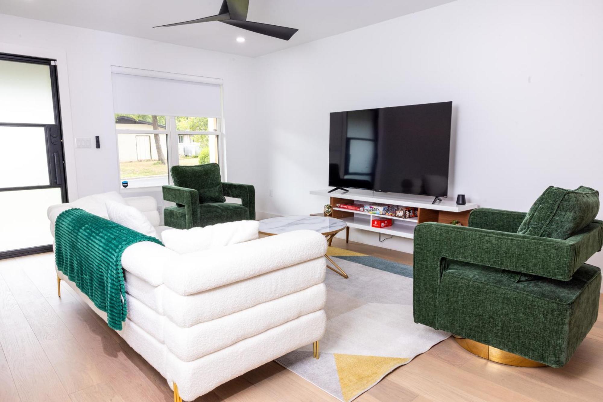 Luxe Retreat, Modern Gem With Private Backyard Oasis Hébergement de vacances *