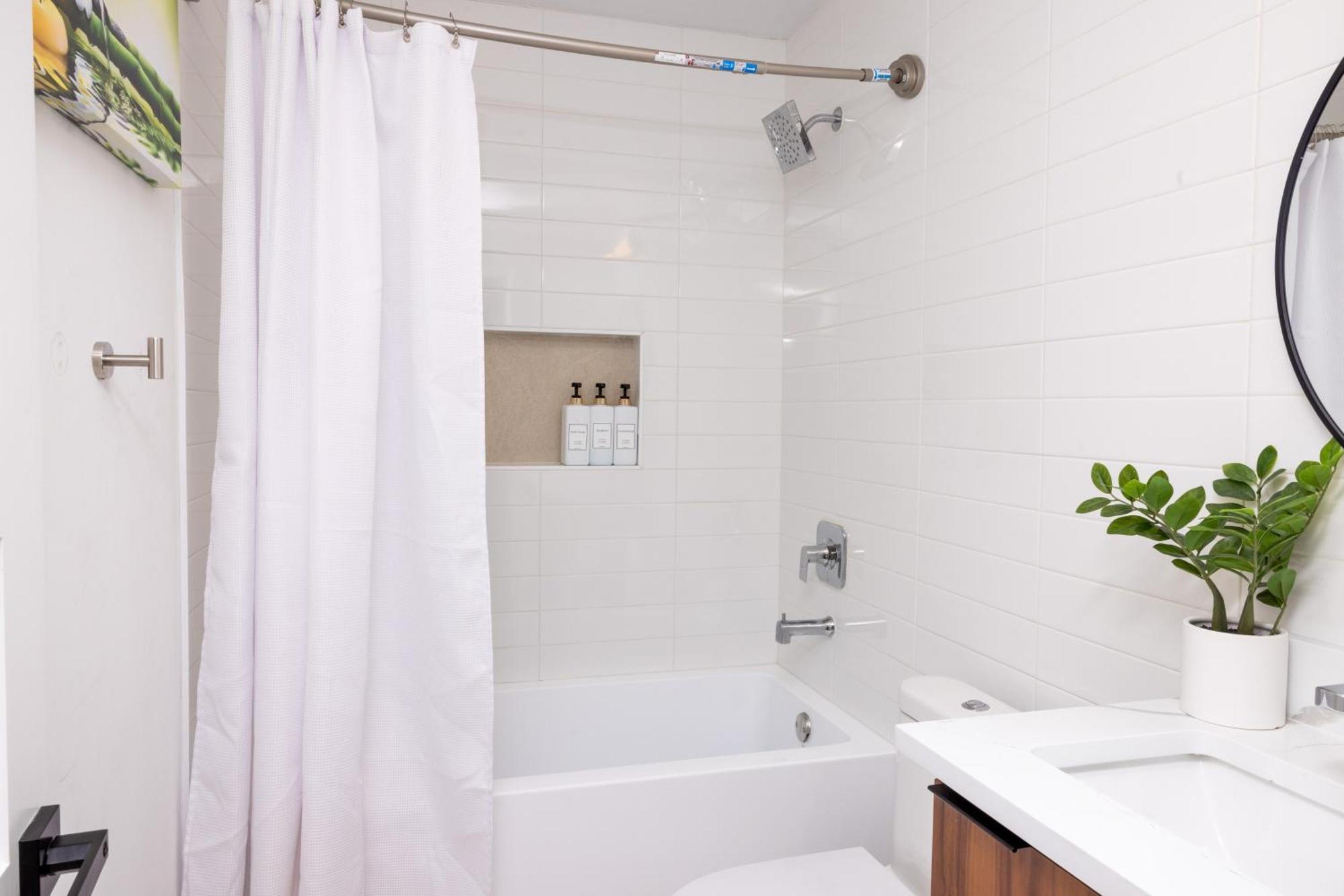 Hébergement de vacances Luxe Retreat, Modern Gem With Private Backyard Oasis *
