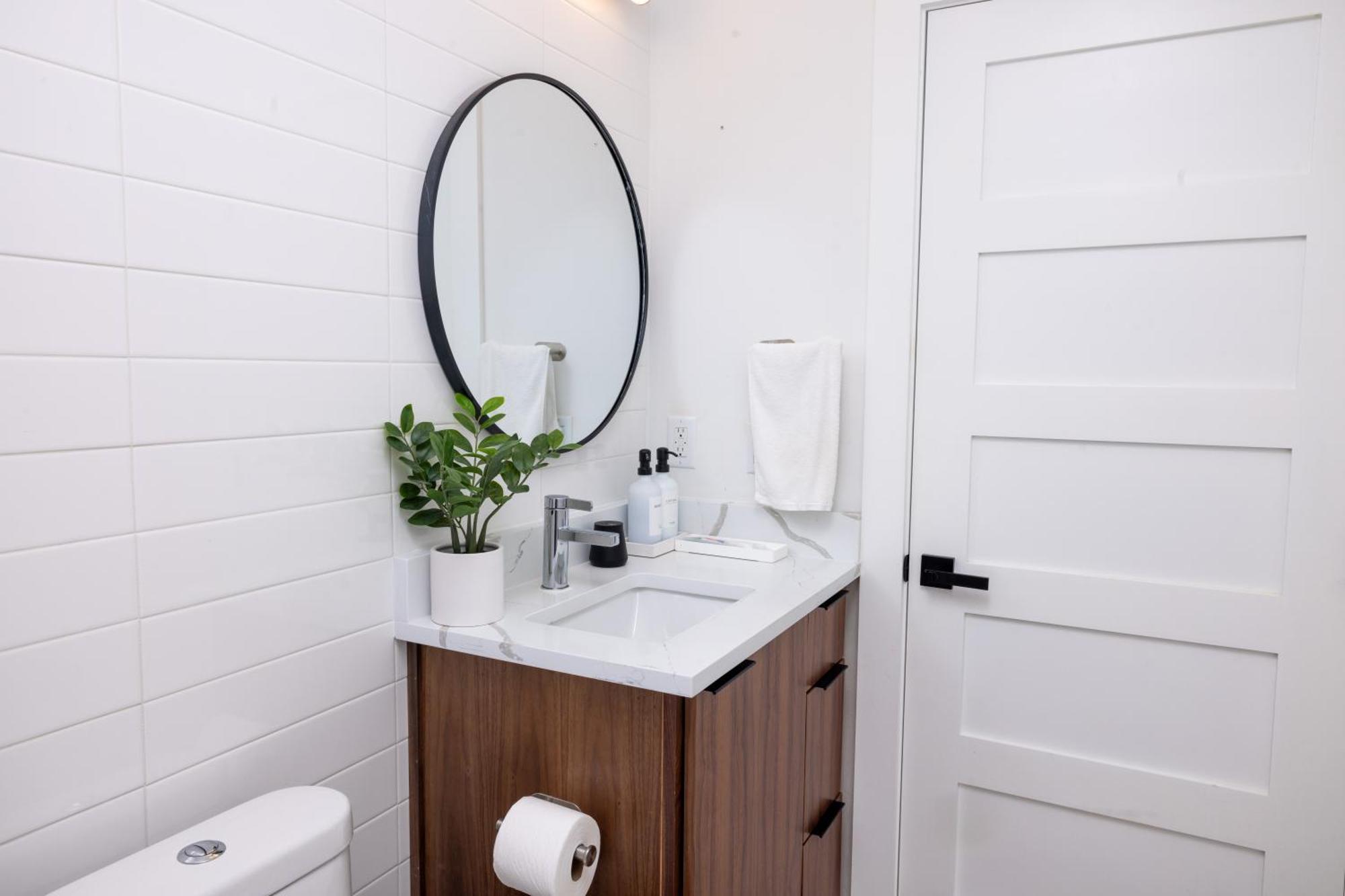 Hébergement de vacances Luxe Retreat, Modern Gem With Private Backyard Oasis *